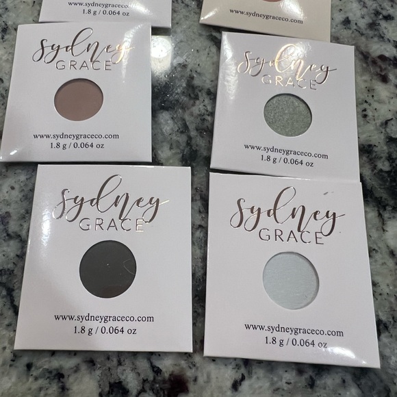 Sydney Grace  in Mel’s Memory eyeshadow collection - Picture 3 of 9